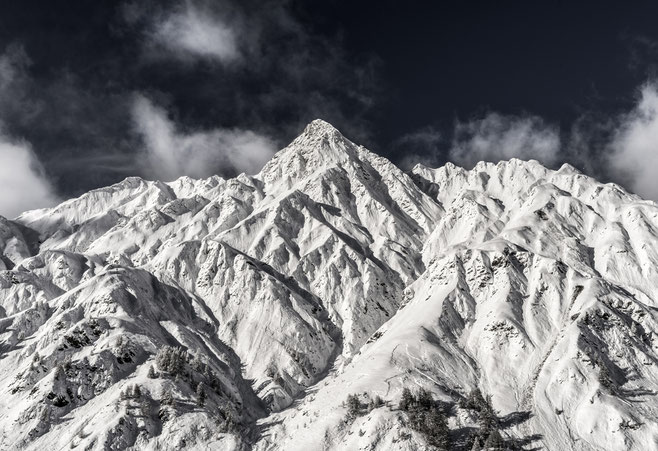 Landschaftsaufnahme der verschneiten Alpen in Samnaun, Schweiz als Farb-Photographie