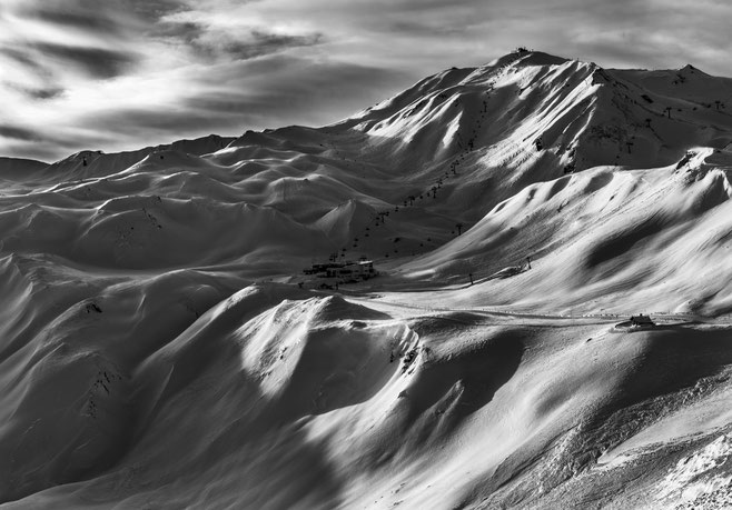 Landschaftsaufnahme der verschneiten Alpen in Samnaun, Schweiz als SW-Photographie