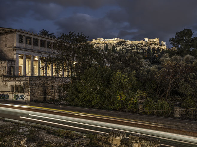 Blick auf die nächtlich beleuchtete Akropolis von Adrianou Street als Farbfoto