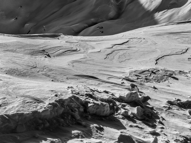 Landschaftsaufnahme der verschneiten Alpen in Samnaun, Schweiz als SW-Photographie