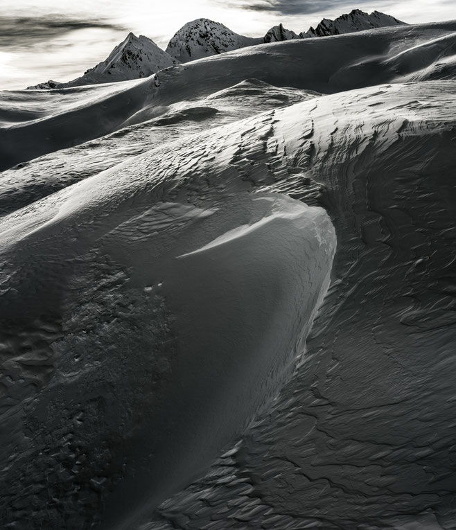 Landschaftsaufnahme der verschneiten Alpen in Samnaun, Schweiz als Farb-Photographie