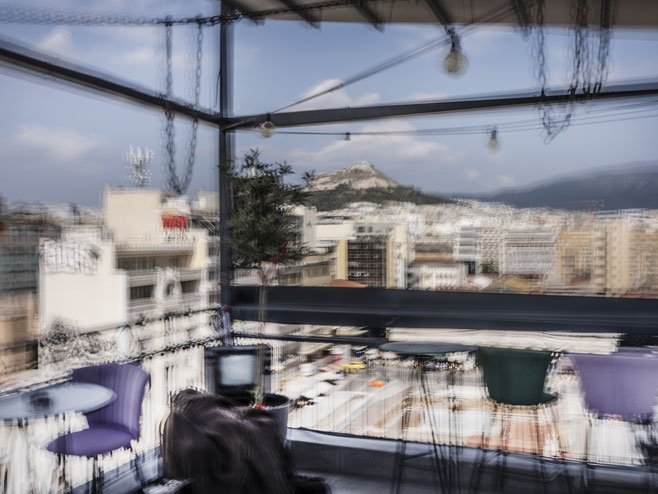 Blick durch die Häuserschlucht in Psirri in Athen als Farbphoto