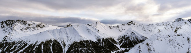 Landschaftsaufnahme der verschneiten Alpen in Samnaun, Schweiz als Farb-Photographie