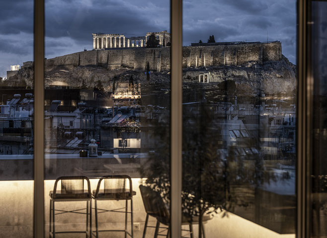 Blick auf die nächtliche, beleuchtete Akropolis in Athen als Farbphoto