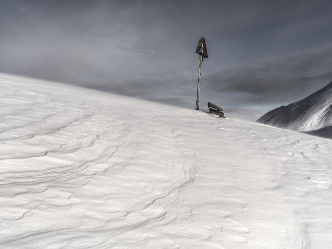 Landschaftsaufnahme der verschneiten Alpen in Samnaun, Schweiz als Farb-Photographie