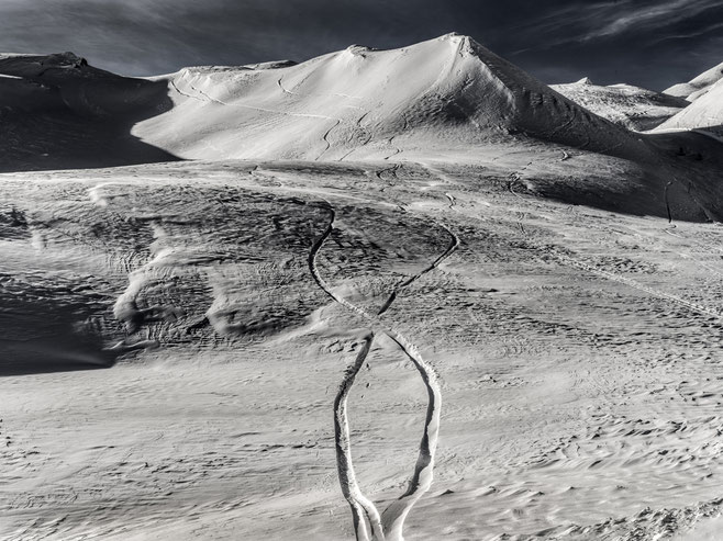 Landschaftsaufnahme der verschneiten Alpen in Samnaun, Schweiz als Farb-Photographie