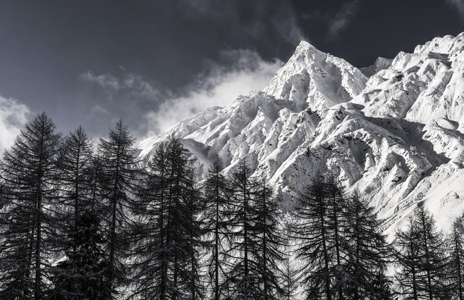 Landschaftsaufnahme der verschneiten Alpen in Samnaun, Schweiz als Farb-Photographie