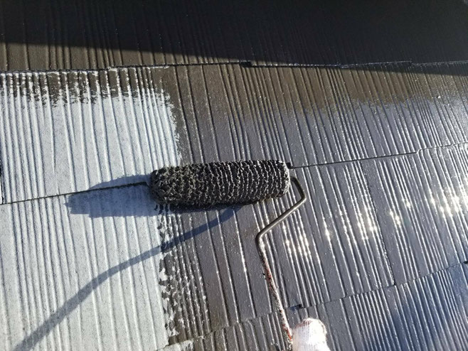海津町、南濃町、平田町、養老町、祖父江町、八開村、立田村、長島町で屋根カラーベスト工事中の屋根塗装工事専門店。弥富市佐古木で屋根カラーベスト工事/中塗り作業中