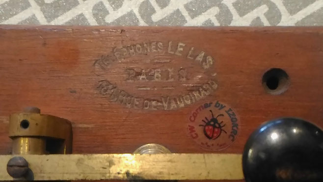 Le Las factory named engraved on the wood base