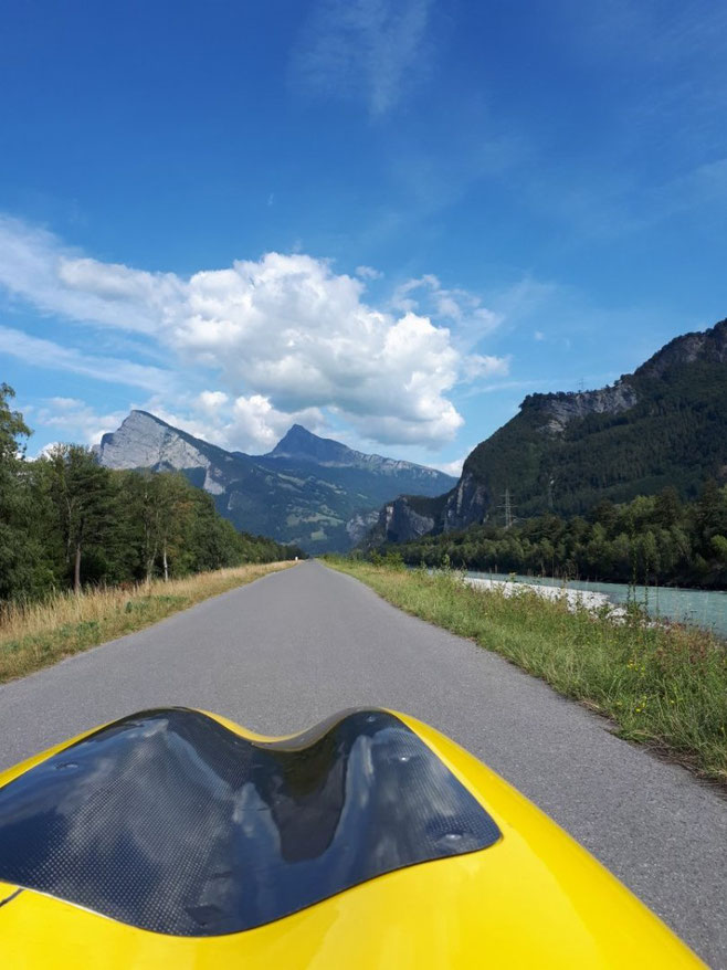 Rheindamm nördlich von Sargans. Der Rückenwind lässt langsam nach, zuvor lasse ich es aber nochmals für ein paar Hundert Meter richtig laufen was die Übersetzung hergibt. Das muss einfach sein…