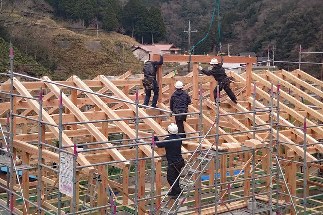 越し屋根の棟木が納まり無事に上棟