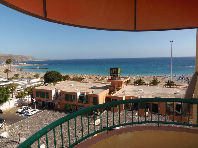 Weitblick vom Balkon des Langzeit Ferienapartments über den weißen Sandstrand und dem Meer.