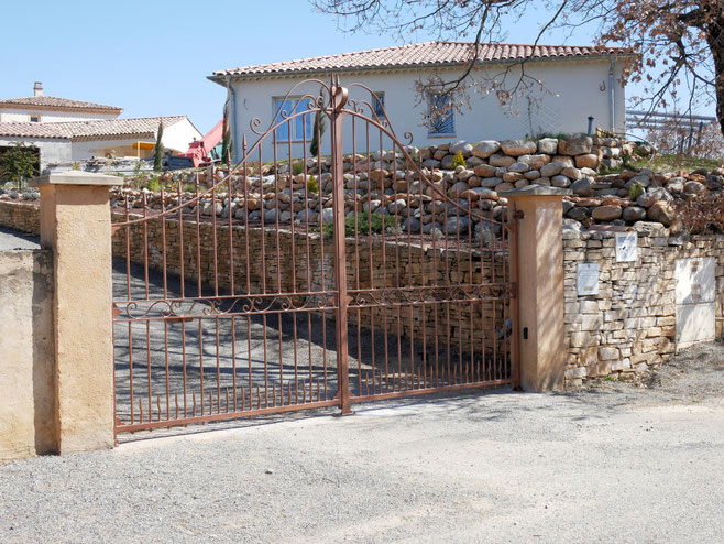 Très beau portail en fer ,élancé à Entrepierres Sisteron 04  Portail sur mesure   Réalisation et pose de portails à   Mallefougasse  Cruis  St Etienne les orgues  Banon et dans le 04 Gap et le 05