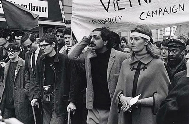Tariq Ali og skuespiller Vanessa Redgrave sammen i en Vietnam-solidaritetsdemo i London.