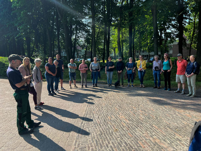 17 Teilnehmer konnte Kersten Ebel bei seiner letzten Führung auf dem Norder Friedhof im Juni begrüßen.