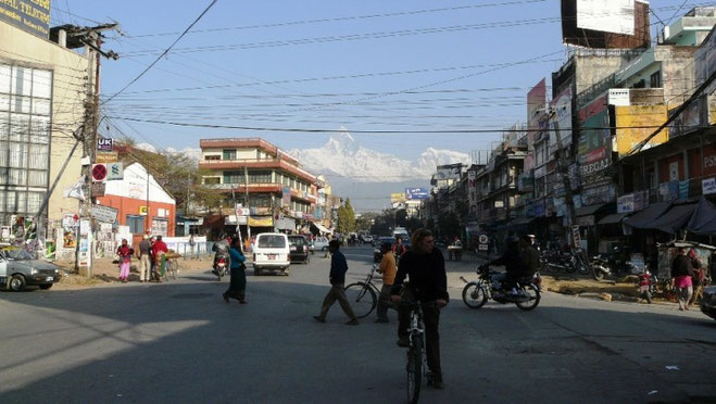 Avec ces montagnes au loin, on se croirait a Grenoble. Sauf qu'a la place de Belledonne c'est la pyramide du Machhapuchhre qui depasse..