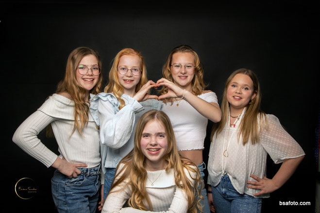 Professionele groepsfoto van fotofeest kinderfeestje fotoshoot met vrienden.