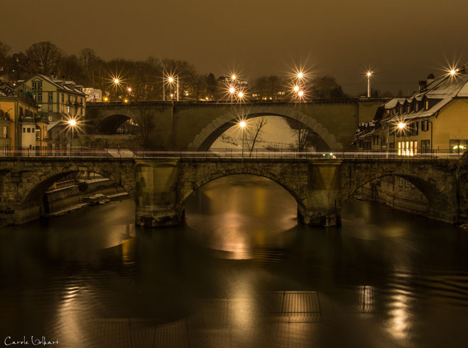 Untertorbrücke und Nydeggbrücke mit fantastischer Spiegelung des Geländers der unteren Brücke in der Aare