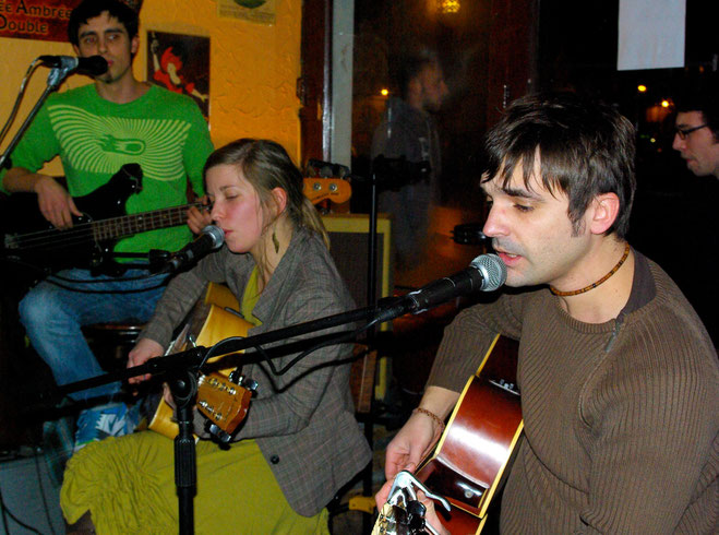 Photo du groupe prise dans le bar.