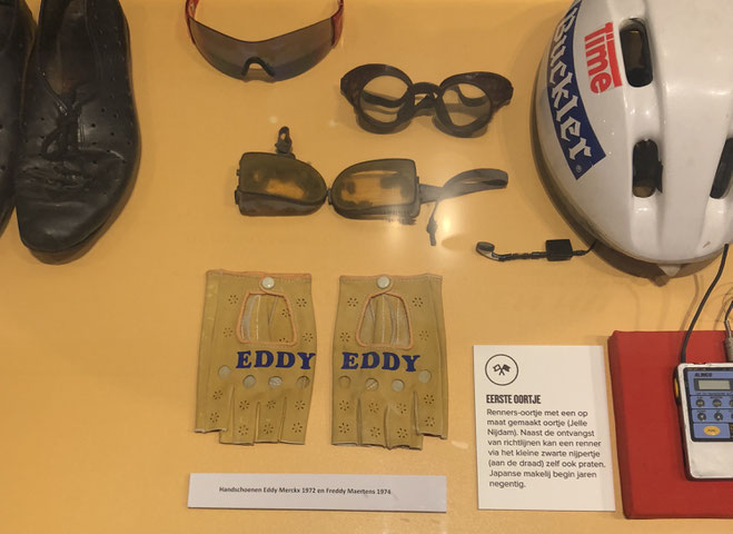 Die Lederhandschuhe von Eddy Merckx im Schaukasten, der die Historie des Radsport-Equipments dokumentiert.