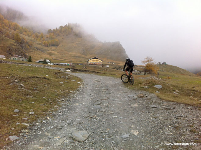 sbuchiamo sulla meravigliosa conca del Prà e con l'acquolina in bocca ci fiondiamo al Rif. Jervis