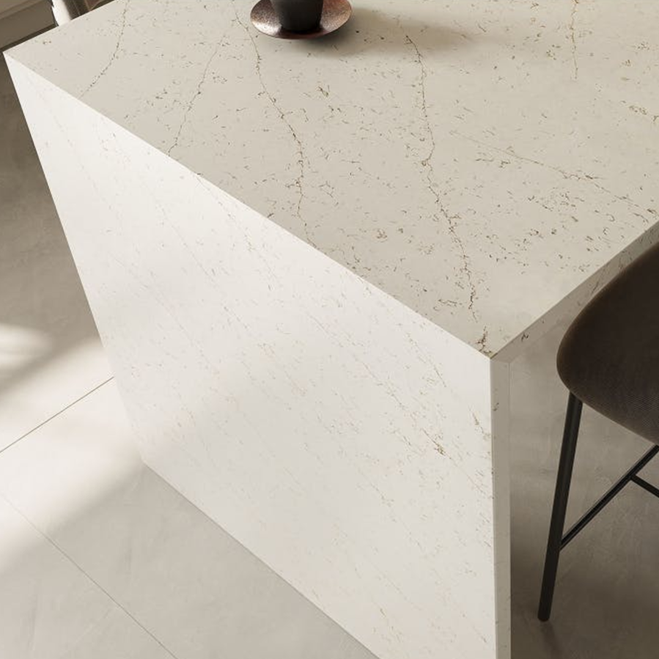 Silestone® Suma / Persian White – minkštas baltas atspalvis su šiltais kreminiais potėpiais