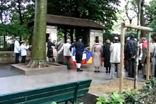 8 MAI 2007. COMMEMORATION DE L'ARMISTICE DU 8 MAI 1945 DEVANT LA PORTE DE L'ANCIENNE ROQUETTE où 4.000 RESISTANTES FURENT PARQUEES AVANT LEUR ENVOI VERS LES CAMPS DE LA MORT. CAPTURE D'ECRAN