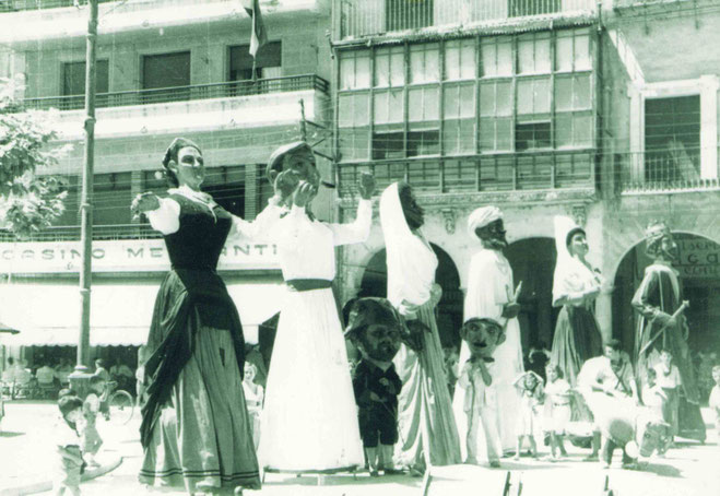Andrés y María Puy posan junto con los demás gigantes en la Plaza de los Fueros. Año 1954 (cedida).