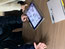 講師の作品を閲覧する生徒達
