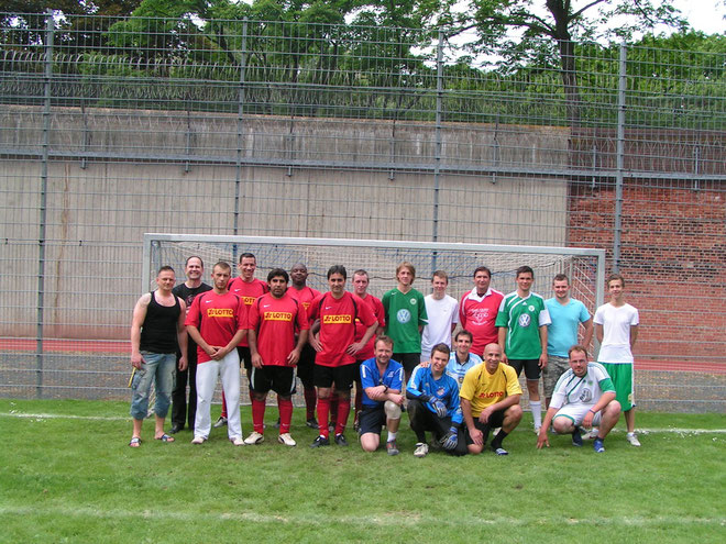 Wolfenbütteler und Wolfsburger Freizeitfußballer nach dem freundschaftlichen Sportvergleich