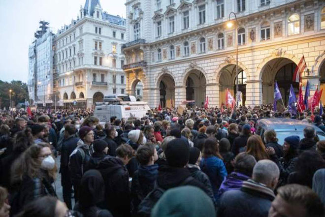 Antiregeringsdemo i Wien foran det konservative parti ÖVPs hovedkontor (7. oktober 2021)