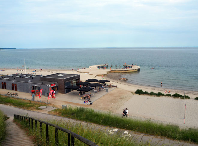Nur der Deich bzw. die alte Wallanlage trennt die Stadt Fredericia vom Sandstrand