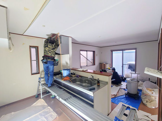 イクメンリフォームによる愛知県西春日井郡豊山町の中古住宅の激安クロスの張替え