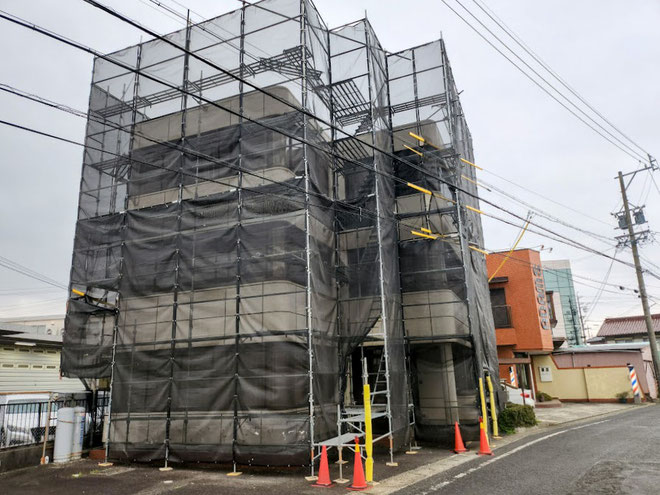 イクメンリフォームによる愛知県犬山市の３階建てビルの外壁塗装工事中！