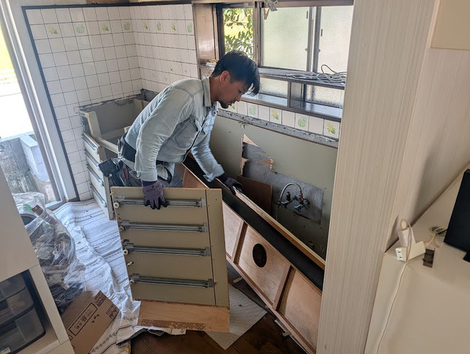 イクメンリフォームによる岐阜県揖斐郡池田町のシステムキッチンの激安リフォーム開始