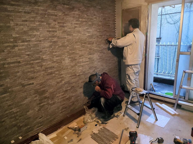イクメンリフォームによる愛知県名古屋市の事務所の壁にエコカラット施工中！