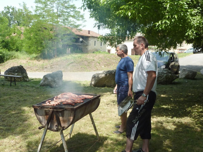 Les rôtisseurs devant le barbecue