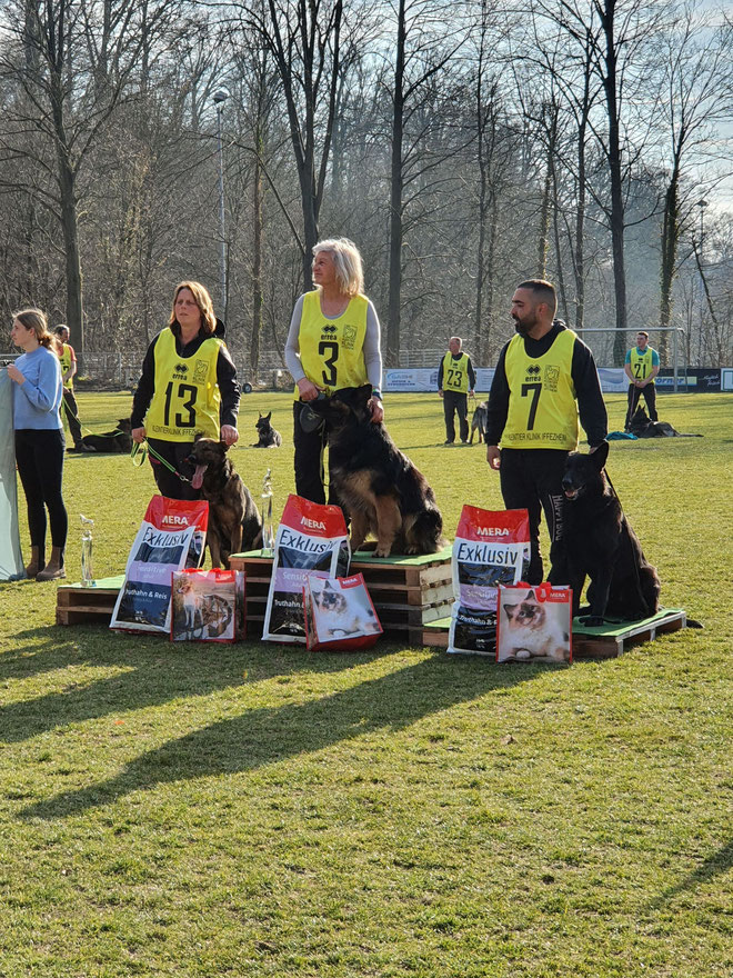 1. Platz Isabella Nirk mit Don Bostic de Lupis Fidis - 2. Platz Jessica Kinnast mit Baron di Piazza Navona - 3. Platz Umit Aktas mit Henk von der Mooreiche