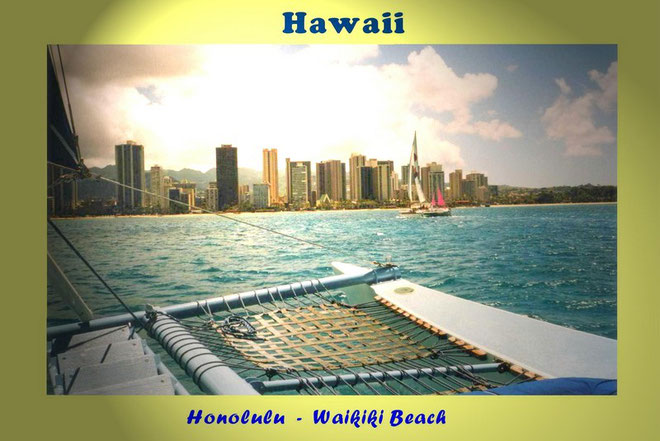 ...von einem Segelkatamaran sehen wir uns die Skyline von Honolulu an ...