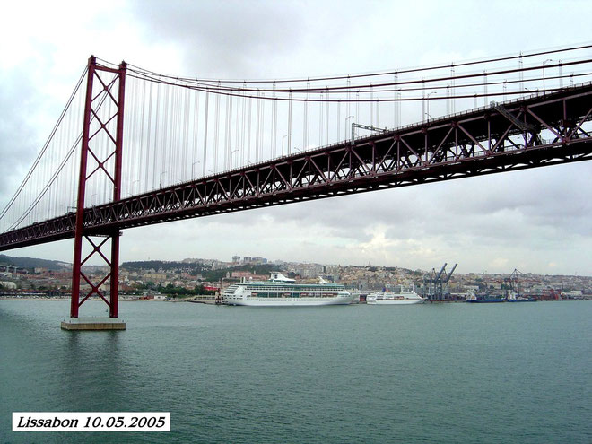 ...nach der Atlantiküberquerung passiert die "Jewel" die Autobahn-Brücke "Ponte Vasco da Gama"