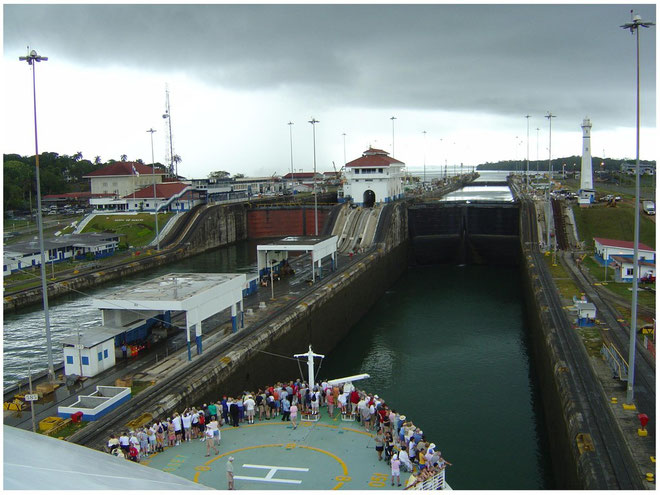 2004 --- Panama-Kanal-Schleuse , ...an Bord der "Radiance of the Seas "