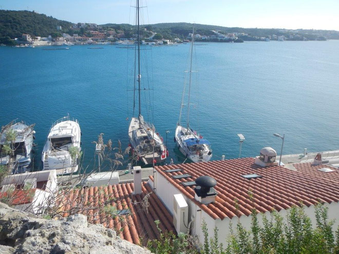 Die JOJO am Steg vor Mahon auf Menorca
