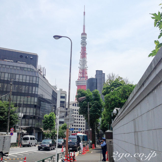 大使館は街宣車で一方的なことを大音量で言う方々の標的になりやすく、警備が厳重。東京タワーまで徒歩5分。