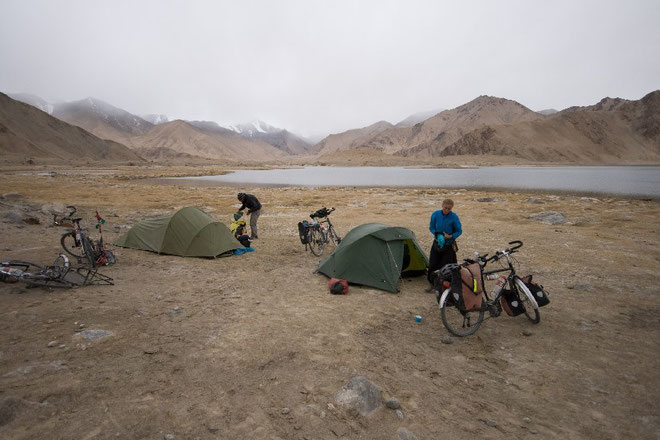 Campement au bord du lac Karakul