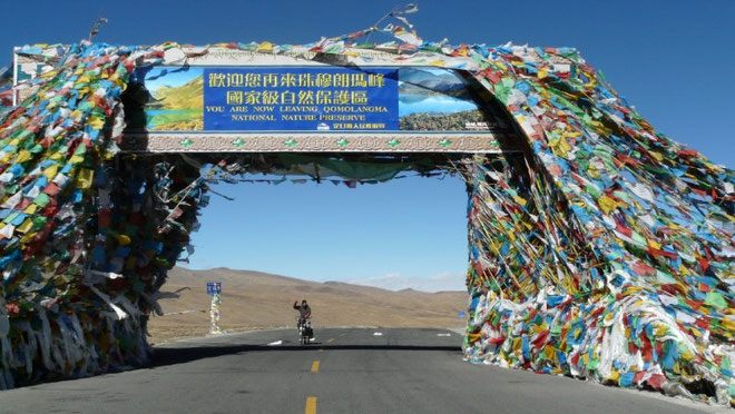 Passage du Gyatso La (notre plus haut col) et entree dans la reserve du Qomolongma