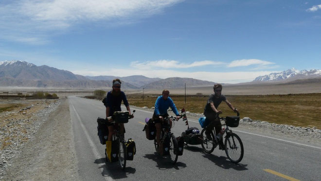 Romain en compagnie de Steven et Heidi, en direction de Karakul