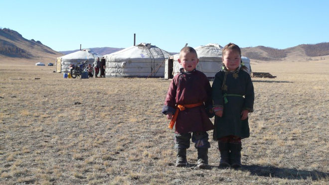 Lors d'un arret pour confirmer qu'on n'est pas encore perdu. Les mongols aiment bien etre pris en photo et nous le demandent souvent