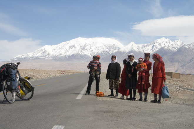 Famille Tadjik attendant le bus