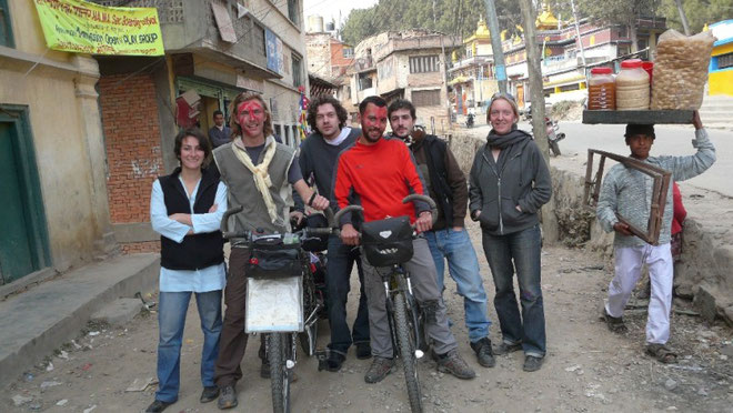 Le depart, a swoyambhu, avec d'autres volontaires. Indu didi a mis la dose pour la tika!