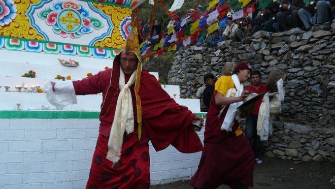 Inauguration de la nouvelle stupa par le lama (enseignant tibetain) du village de Thulo Syabru